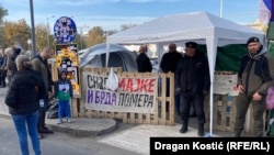 Šesnaest minuta tišine pored šatora u kome Dijana Hrka štrajkuje glađu, 13. novembar 2025.
