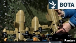 Një dron interceptues Sting nga kompania ukrainase, Wild Hornets, shfaqet në një vendndodhje të pazbuluar në Ukrainë, në mars 2026.