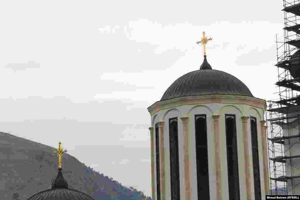 Ukupno sedam kupola hrama ukrašava sedam pozlaćenih križeva koji su osvještani 4. novembra 2018.