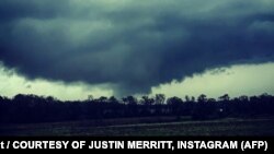 این تصویر از گردباد در اینستاگرام کاربری به نام جاستین مریت منتشر شده‌است