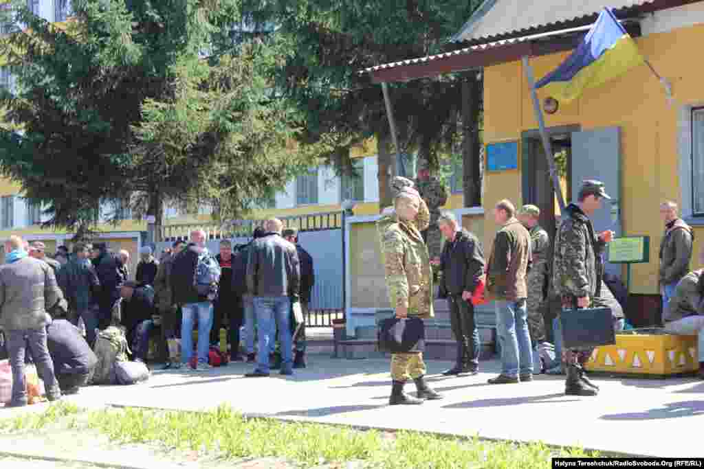 Мобілізовані на призовному пункті у Львові, 1 червня 2015 року