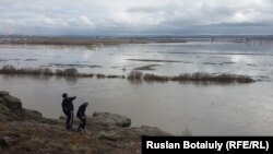 Қарағанды облысы аумағындағы далалы жерде еріген қар суы. Сәуір 2015 жыл (Көрнекі сурет).