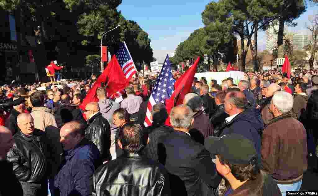 Protestuesit mbanin në duar edhe flamuj amerikanë...