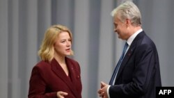 Premierul Letonii, Evika Silina (S) și președintele lituanian Gitanas Nauseda (D) au declarat că susțin proiectul „zidului de drone”.