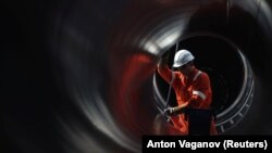 Un lucrător la conducta Nord Stream 2 în 2019.