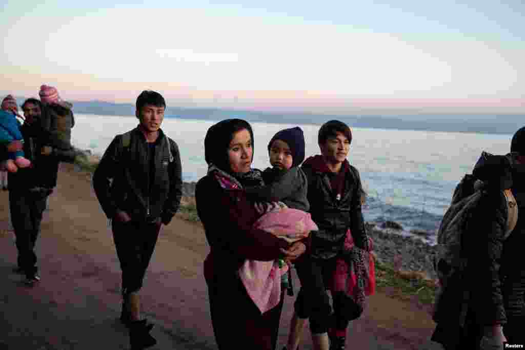 Migrantët nga Afganistani, ecin në bregdet pasi mbërritën pranë fshatit Skala Sikamias në Greqi.