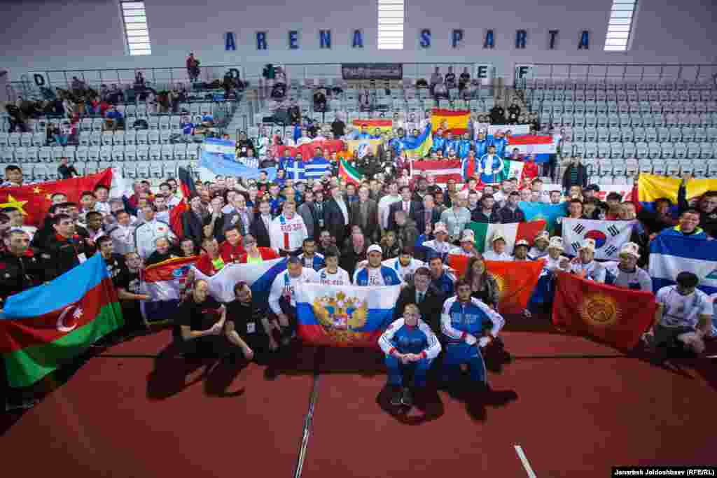 Прагада өтүп жаткан ММА боюнча дүйнө чемпионатына катышып жаткан курама командалар