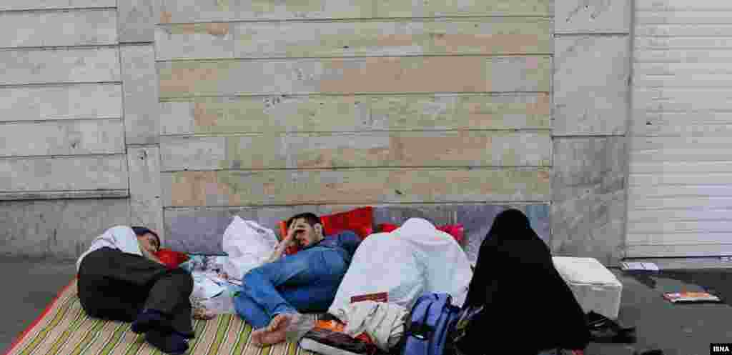 خوابیدن پشت دروازه های آینده فرزند خانواده.