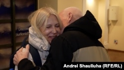 Зустріч Алеся Беляцького з дружиною у Вільнюсі