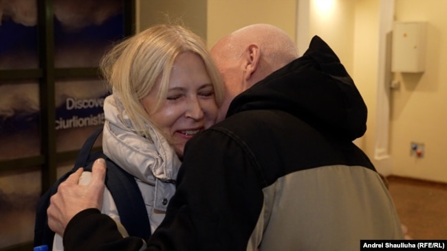 Алесь Бяляцкі сустрэўся з жонкай пасьля вызваленьня, Вільня, 14 сьнежня 2025