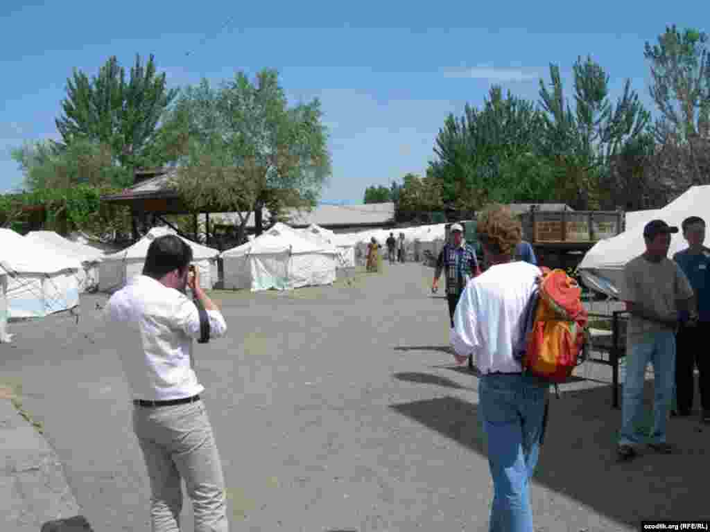 Ўш вилоятида уйи куйганларнинг яшаëтган чодирлар лагери