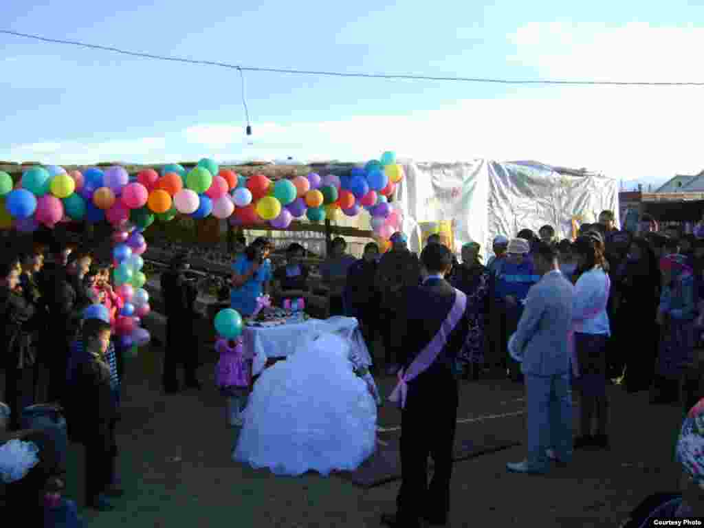 The toastmaster challenges the bride with questions and tasks to fulfill.