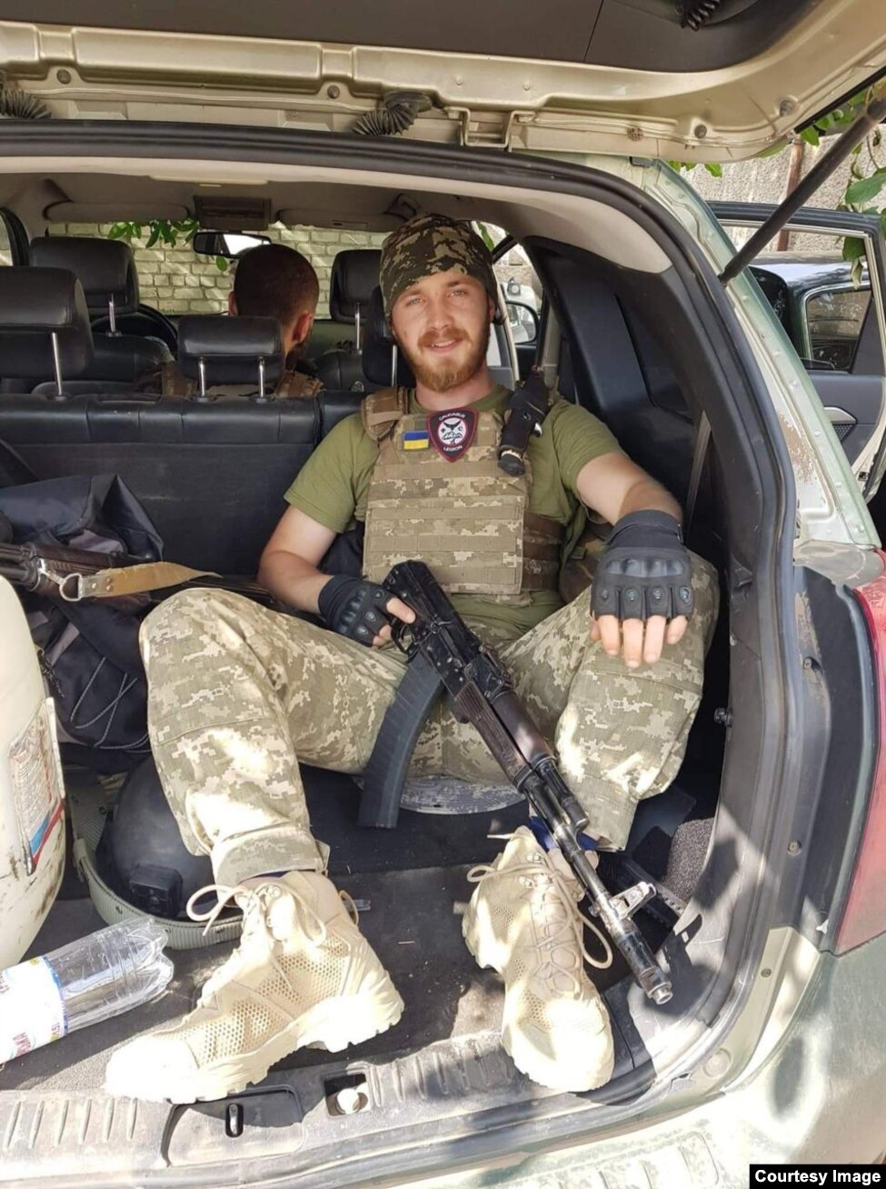 Bitadze i fotografuar para shpërthimit të marsit të vitit 2023, që ia ka dëmtuar rëndë dorën e djathtë.