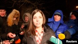 Nadežda Tolokonjikova se obraća novinarima nakon puštanja iz zatvora u Krasnojarsku, 23. decembra 2013.