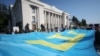 Большой крымскотатарский флаг, развернутый возле Верховной Рады в Киеве. Украина, 15 июня 2021 года