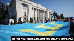 Kıyivde Yuqarı Rada yanında açılğan büyük qırımtatar bayrağı. Ukrayina, 2021 senesi iyünniñ 15-i