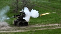 Українські військові стріляють з гранатомета РПГ-7, встановленого на роботизованому комплексі, на полігоні біля фронту. Запорізька область, 10 квітня 2026 року 