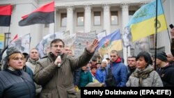 Міхеїл Саакашвілі на мітингу під будівлею Верховної Ради, Київ, 7 листопада 2017 року