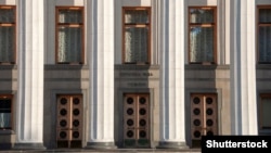 Вход в здание Верховной Рады — парламента Украины.