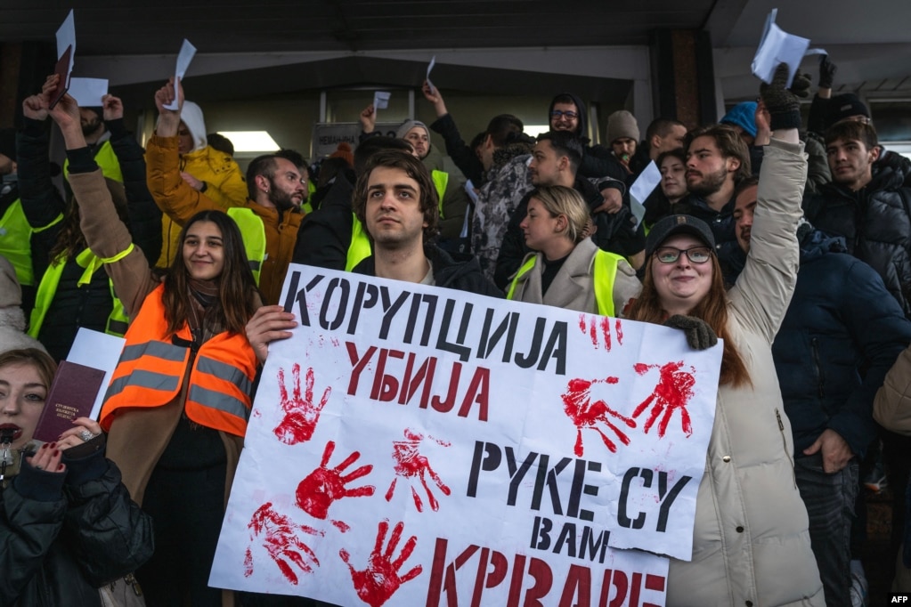 Protesta e studentëve para Prokurorisë së Lartë Publike në Beograd, ku u kërkua përgjegjësi për shembjen e strehës në Stacionin Hekurudhor në Novi Sad, më 25 dhjetor 2024.