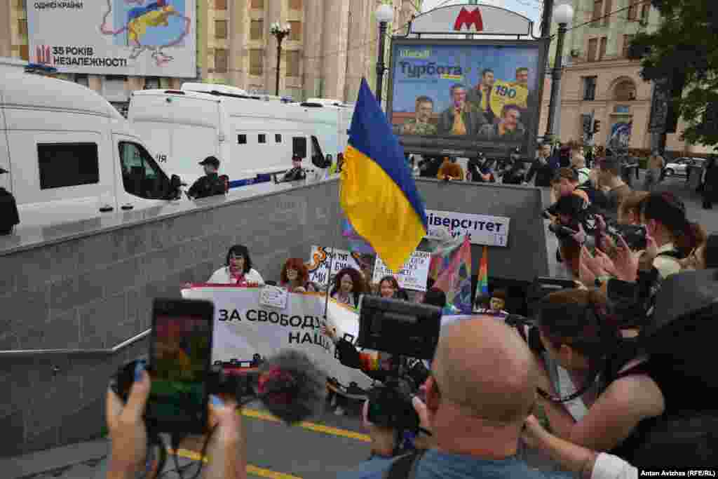 Через підземний перехід колона рушила маршем на поверхню. Під час маршу учасники акції скандували: «Руки геть від прав людини», «Будуй, кохай, права не віддавай»