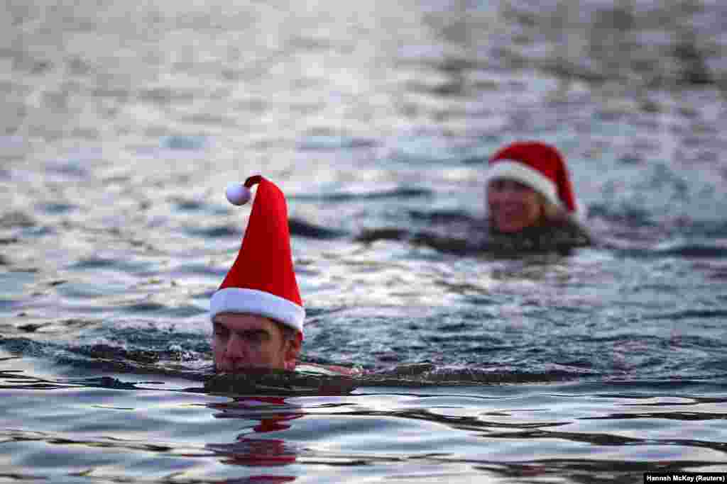 December 25-én többen megmártóztak a Serpentine-tóban a londoni Hyde Parkban.