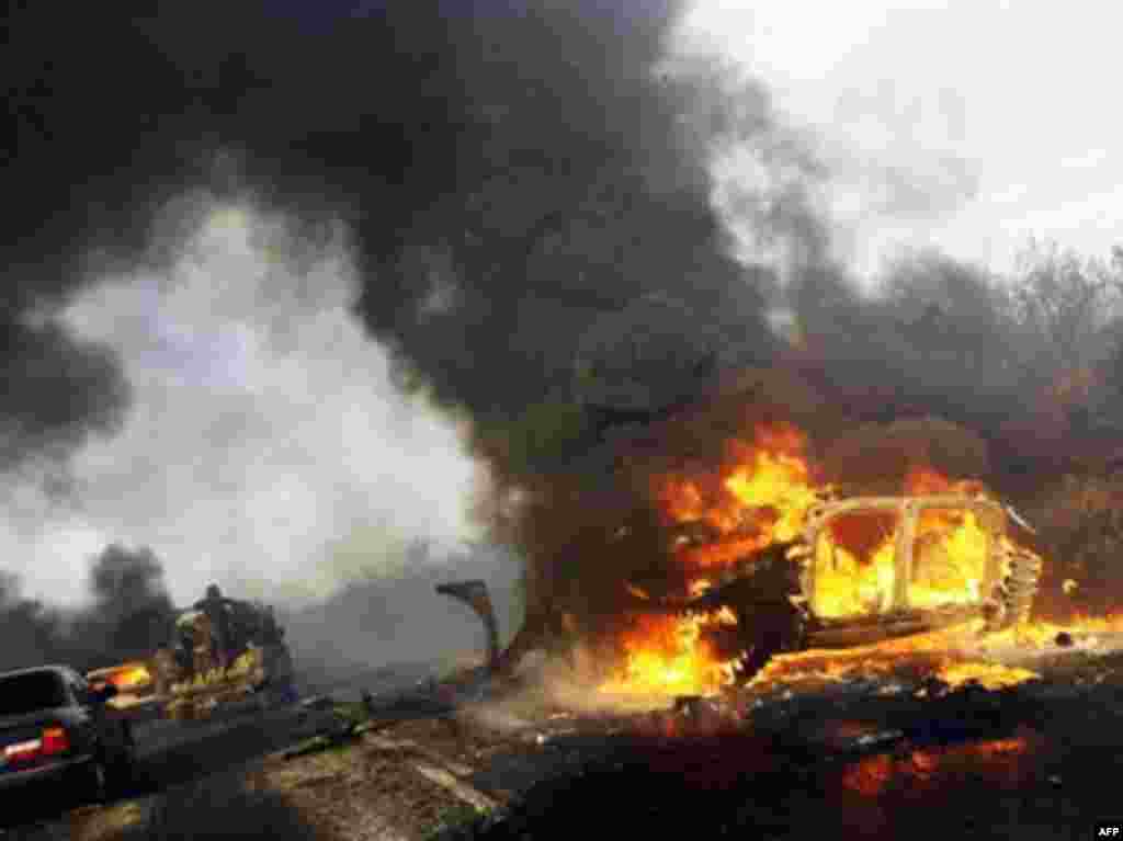 Gruzijska vojna vozila u plamenu nakon što su pogođena ruskim raketama na putu u blizini Gorija. - Gruzijska vojna vozila u plamenu nakon što su pogođena ruskim raketama na putu u blizini Gorija.