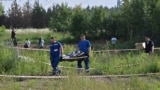 Құқық қорғау органдары қызметкерлері отставкаға кеткеніне бірнеше сағат болғаннан соң қаза болғаны хабарланған бұрынғы көлік министрі Роман Старовойттың денесін алып барады. Одинцово, Мәскеу облысы. 7 шілде, 2025 жыл. 