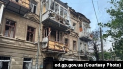 Clădire avariată de loviturile rusești la Odesa, pe 10 iunie 2025. 