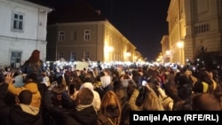 Studenti i građani u Novom Sadu su u tišini, sa upaljenim svetlima mobilnih telefona, dočekali Novu godinu po julijanskom kalendaru, 13. januar 2025.