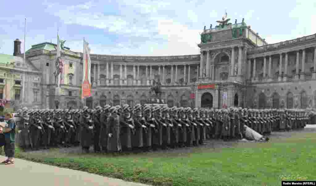 ХIофбург (Hofburg) Австрин император а, цуьнан го а бехаш хилла гIалан комплекс.