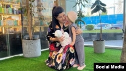 Рухшона Хакимова со своими детьми