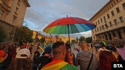 Участници в София прайд по време на шествието