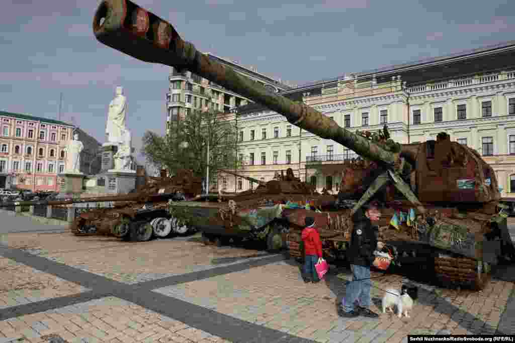 У Києві на Великдень дорога з храму додому може пролягати повз знищену російську, військову техніку, на якій російські військові у 2022-му році вторглися в Україну, розпочавши повномасштабу війну.Великдень. Київ, 12 квітня 2026 року