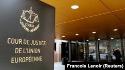 Az Európai Unió Bíróságának bejárata Luxembourgban.