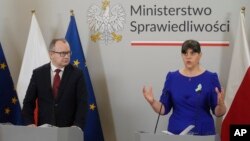 Bodnár Ádám lengyel igazságügyi miniszter és főügyész (b) és Laura Kövesi európai főügyész Varsóban 2024. január 29-én