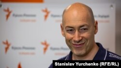 «Мені дуже погано через те, що я виходжу на каналі, де Медведчук та інші люди пропагують «русский мир», каже Гордон