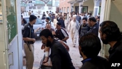 انتقال مجروحان ناشی از انفجار روز شنبه به بیمارستانی در شمال غرب پاکستان