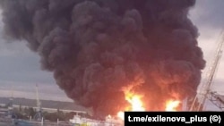 Пожар на нефтяном терминале в Керчи после атаки Сил обороны Украины, июнь 2026 года