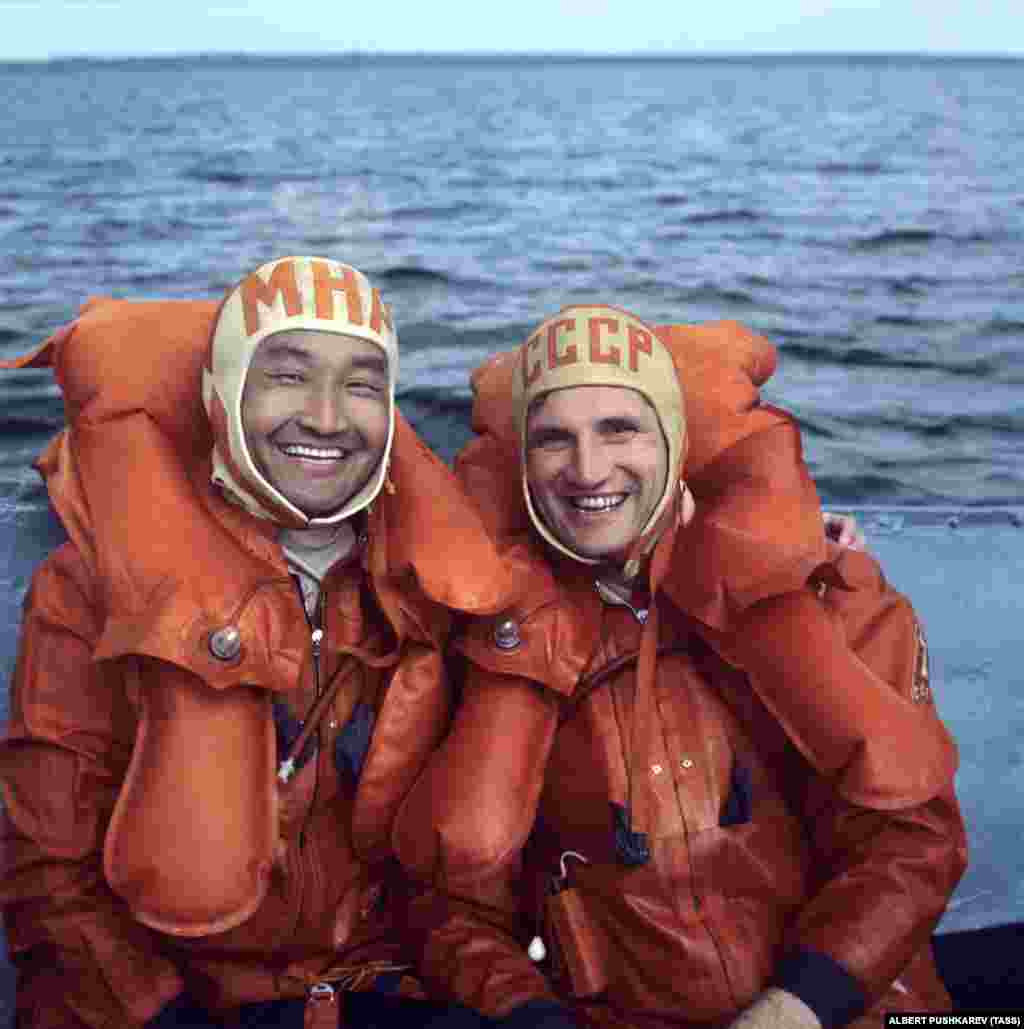 11 февраля 1981 года. Монгольский космонавт-исследователь Жугдэрдэмидийн Гуррагча (слева) и летчик-космонавт СССР Борис Волынов (справа) во время морских тренировок