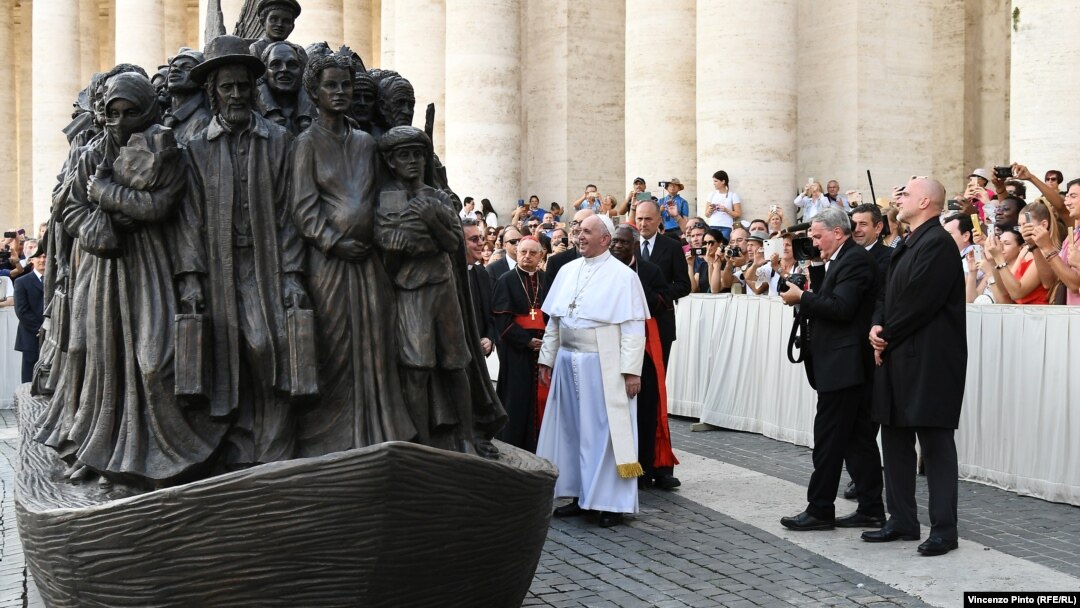 Папа Франциск на церемонии открытия скульптуры, изображающей мигрантов. Ватикан, 29 сентября 2019