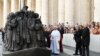 Papa Franja ispred skulpture posvećene migrantima na Trgu Svetog Petra u Vatikanu