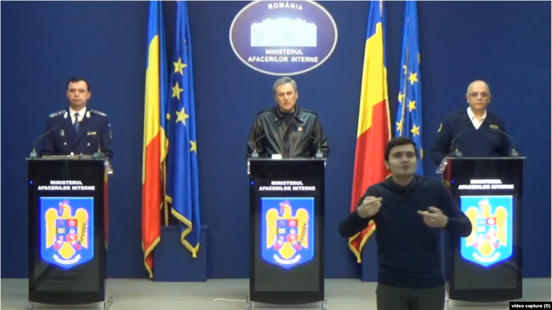 Ministrul de Interne Marcel Vela (centru), secretarul de stat Raed Arafat (dreapta), chestorul Bogdan Despescu (stânga)