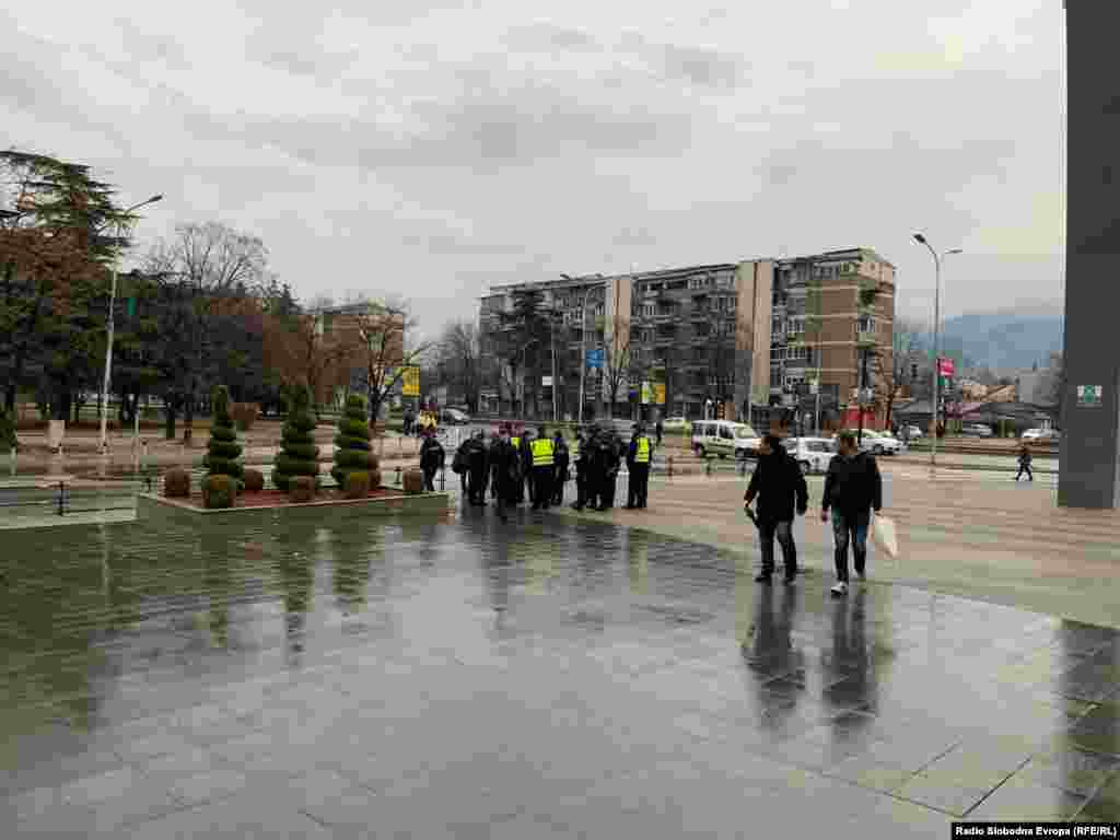 Полицијата го обезбедуваше и просторок околу трговскиот центар.