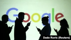 Силуэты пользователей на фоне логотипа Google.