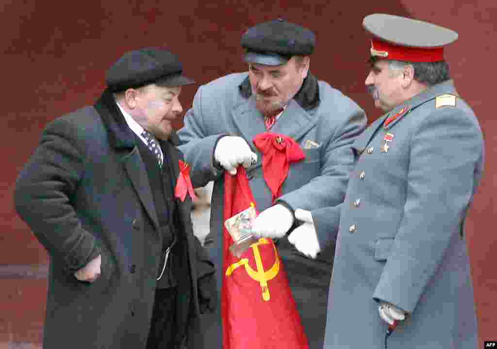 Двойники Владимира Ленина и Иосифа Сталина на Красной площади Москвы, январь 2009 года.