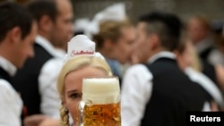 საილუსტრაციო ფოტო: მიმტანი ლუდის კათხებით, ლუდის ფესტივალი "ოქტობერფესტი" მიუნხენში. 20 სექტემბერი, 2014 წელი 