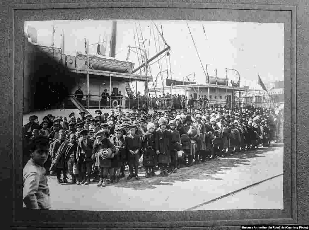 Fotografie ce înfățișează un grup de 198 de copii armeni orfani, sosiți în Portul Constanța în anul 1923. După înregistrarea lor, copiii sunt urcaţi în căruţe şi trimişi la Orfelinatul din Strunga, unde poposesc timp de trei ani, pentru ca apoi să se răspândească în lumea largă. Uniunea Armenilor din România şi Guvernul României decid acceptarea pe teritoriul ţării noastre şi acordarea de ajutor refugiaţilor armeni, năpăstuiţi ai Genocidului.