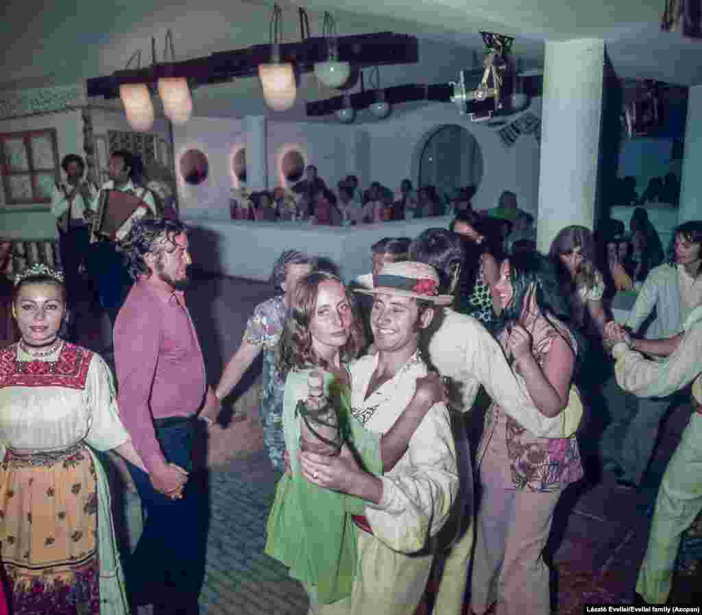 &bdquo;Masă de nuntă&rdquo; la un restaurant care organiza spectacole culturale mai mult pentru turiștii occidentali, în Eforie, 1974 &nbsp; &nbsp; &nbsp; &nbsp;