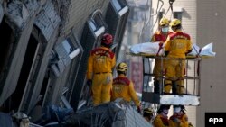 Бир апта мурунку силкинүүнүн күчү 7 баллдан ашып, Тайнан шаарындагы 17 кабат үй урап калган.